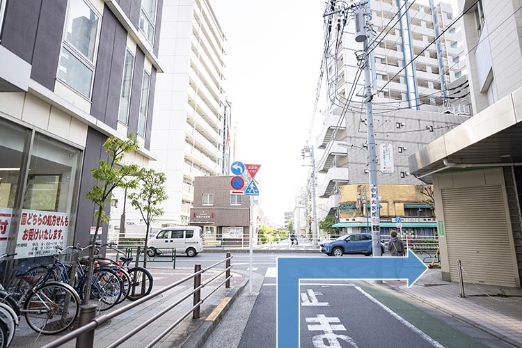 突き当りを右折します。