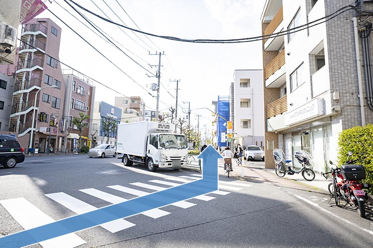 道なりにしばらく直進します。