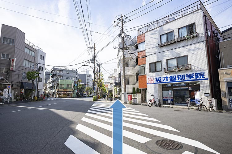 目黒本町五丁目の信号を渡ると、右側にクリニックが見えてきます。